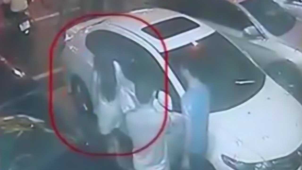女子酒吧醉酒后，被“黑心”出租车司机“捡尸”，监控曝光让人不寒而栗_腾讯视频