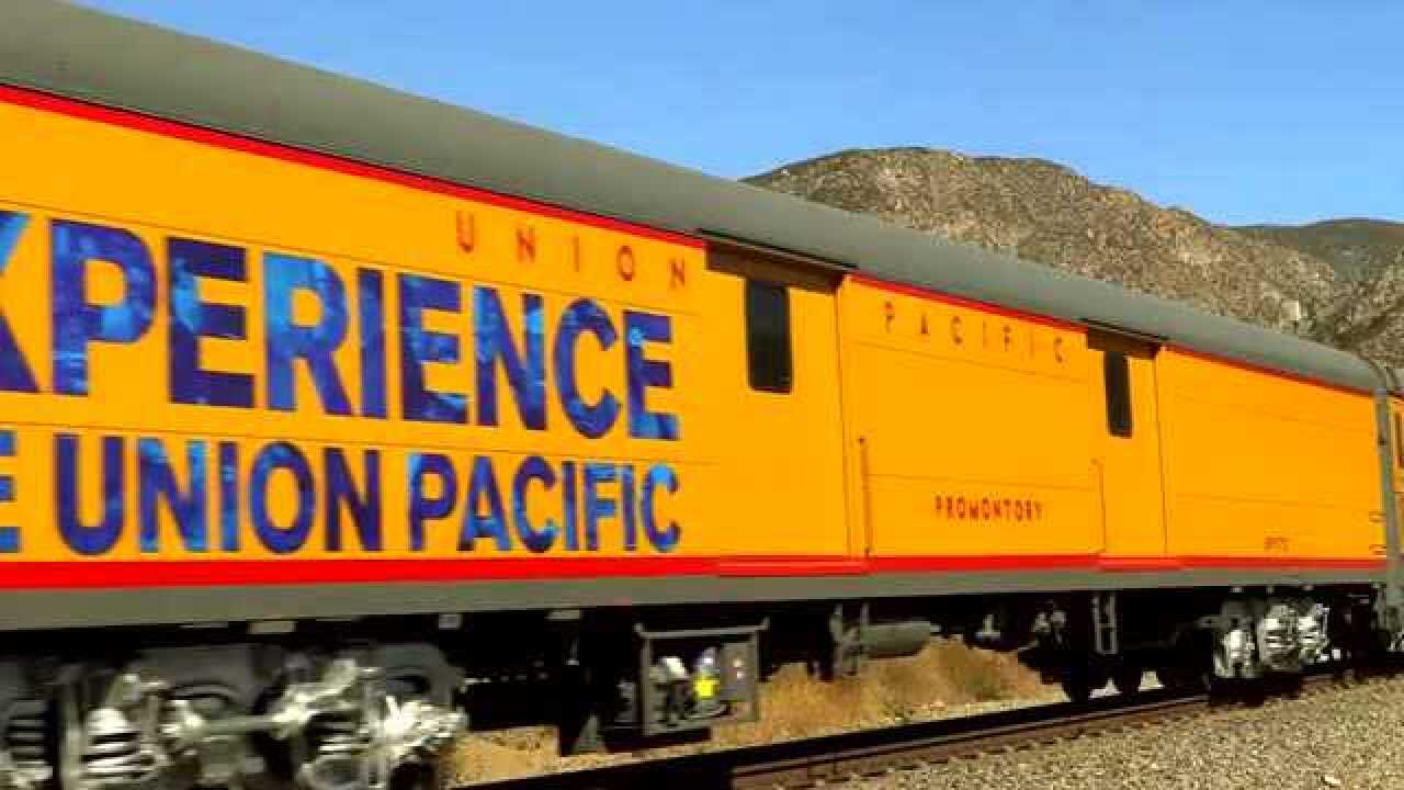 加利福尼亚州大男孩4014蒸汽机车从科尔顿开往巴斯托