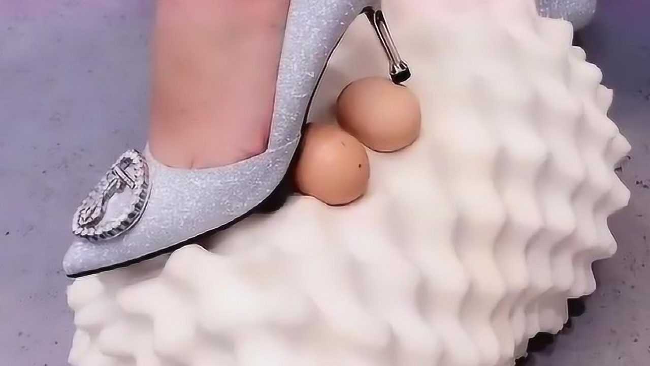 美女穿高跟鞋踩鸡蛋,开始以为是王者,结果人家是废铁!_腾讯视频