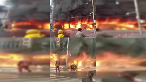 安徽蚌埠火车站附近突发大火 火势凶猛伴有爆炸声响