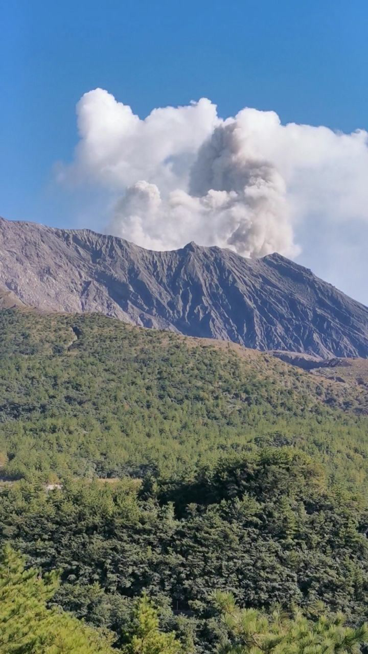 孩子们说快跑啊,火山爆发了,熔浆要喷发了,满满危机感