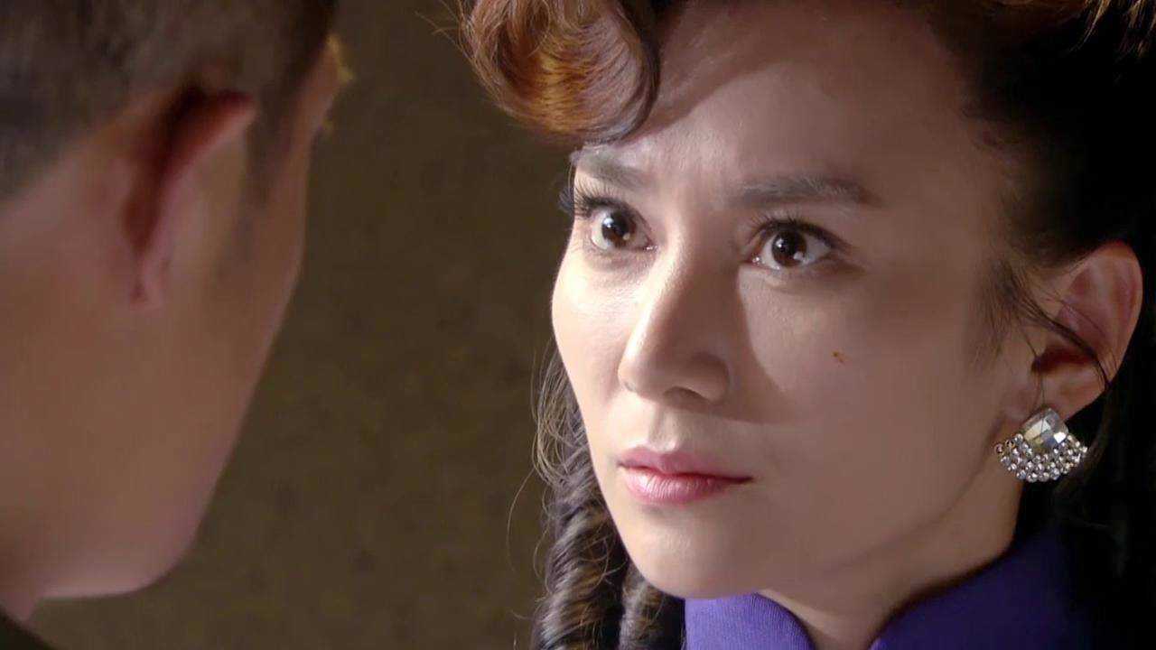 鬼子女间谍穿上旗袍用美人计,引诱男子当汉奸,没想男子装没听见