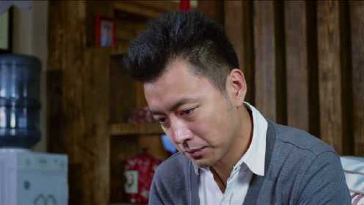 无贼听到爷爷要把自己送回爸爸家段益哭着走回房间