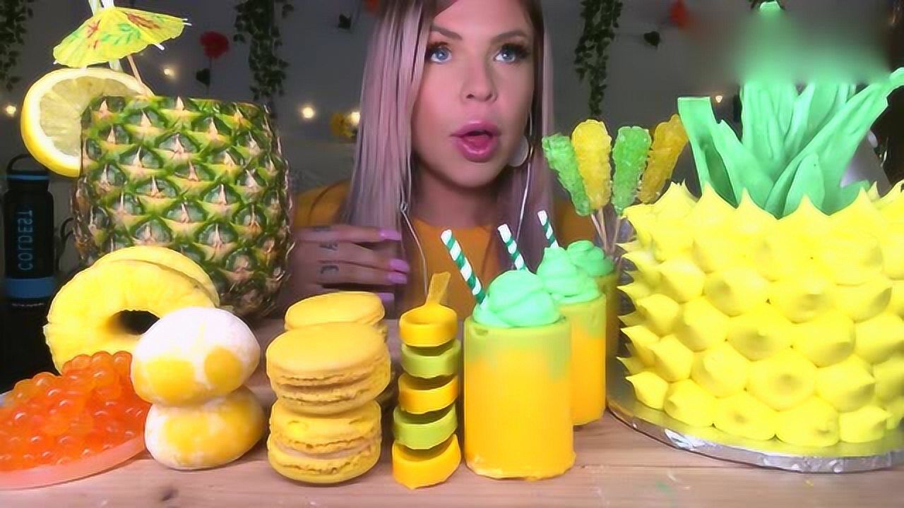 外国美女吃播甜品菠萝主题甜点派对吃菠萝圈菠萝椰子那声控听着超助眠