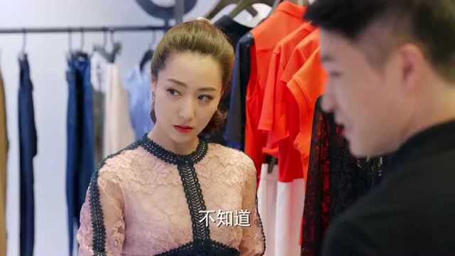 美女换了件大漏背的衣服,男子马上把美女裸露的身体挡起来