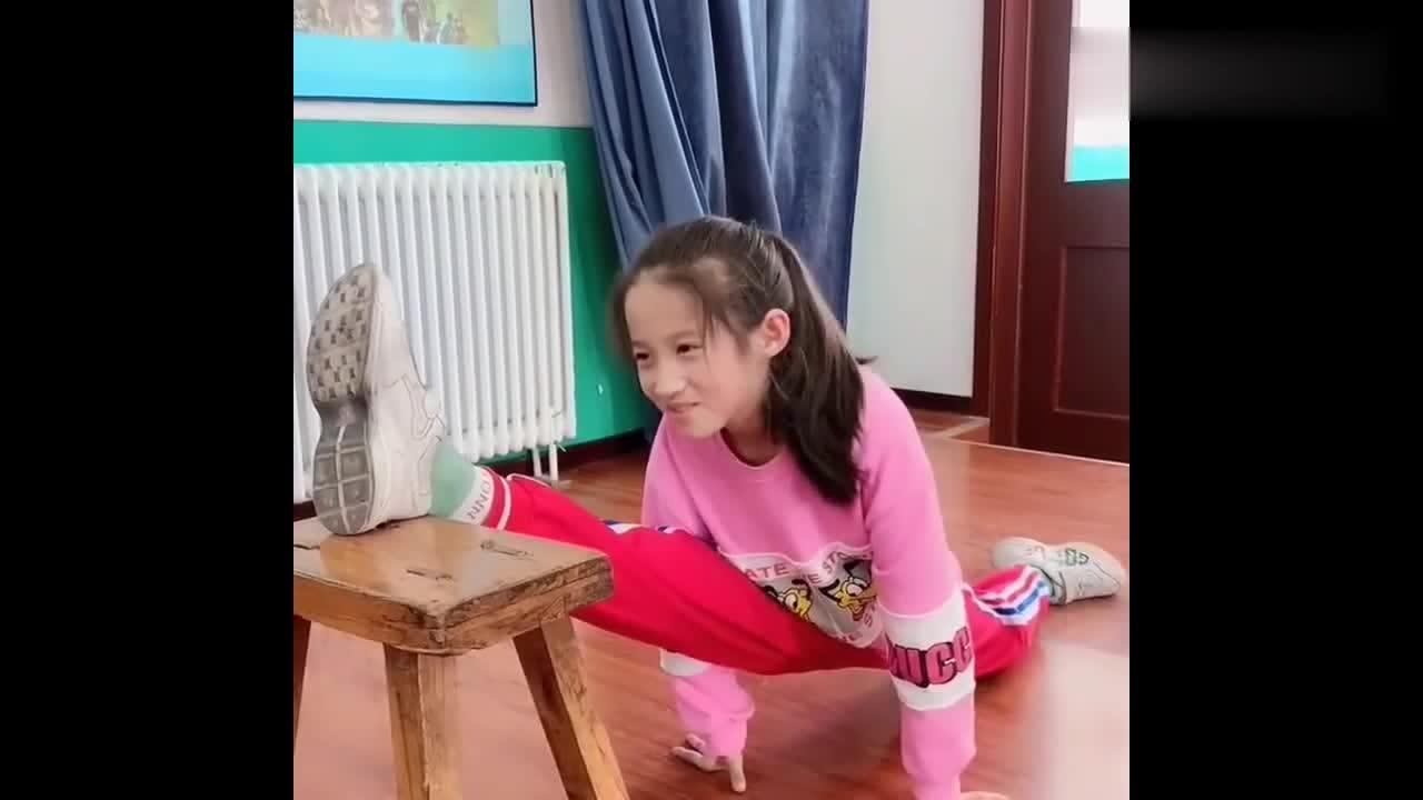 跆拳道女孩日常压腿训练,看完这个视频,你还够胆子学吗?