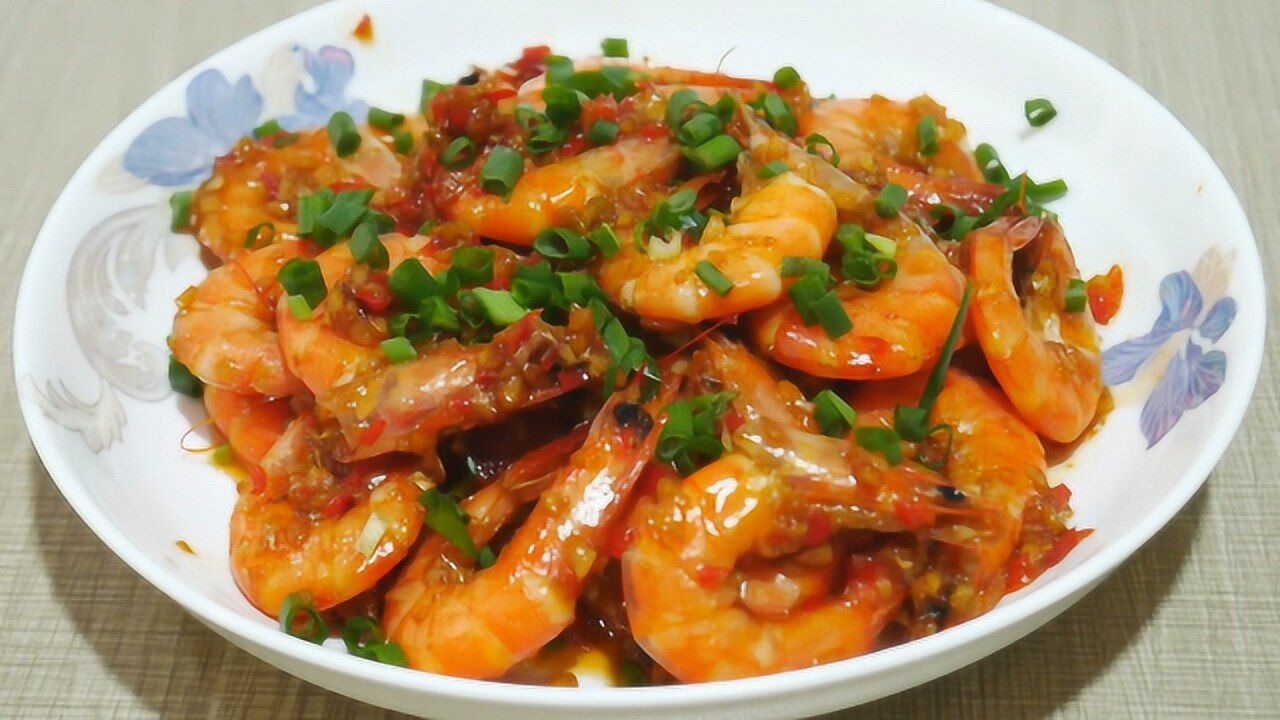 这才是蒜蓉虾最正宗的做法,蒜香入味,鲜美可口,做三斤都不够吃