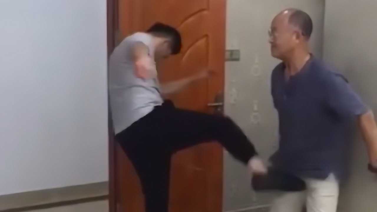 年轻小伙竟照着这个眼睛男的裆部爆踢!