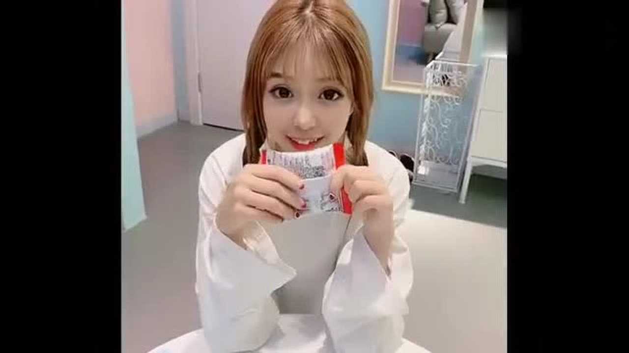 竟然有小姐姐送哥哥零食,苓妹这是吃醋了吧,突然对哥哥这么好