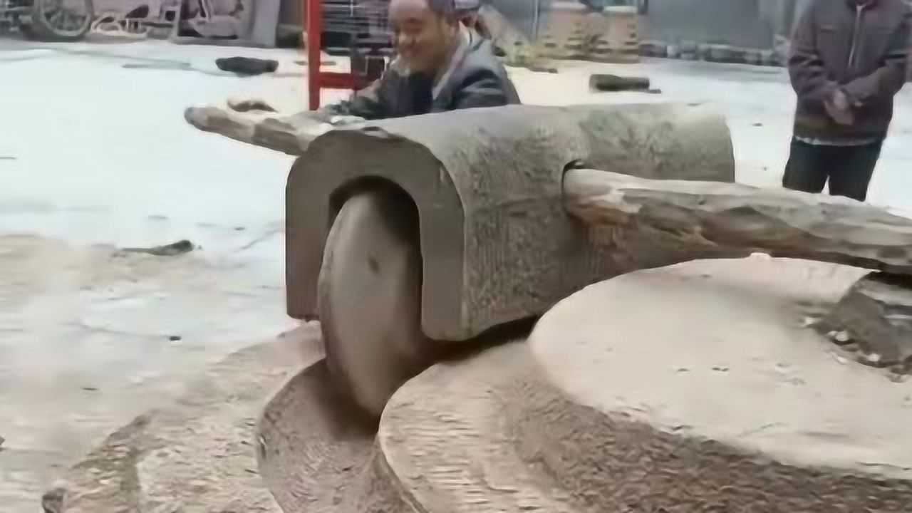 古代的石磨在农村都不多见了,那时候推磨有很多乐趣,一切都回不去了!_腾讯视频