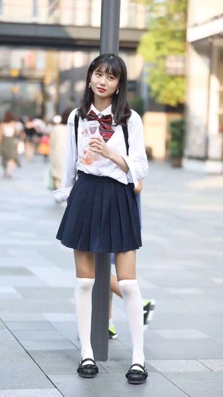 小姐姐今年读高三应该才16岁左右吧