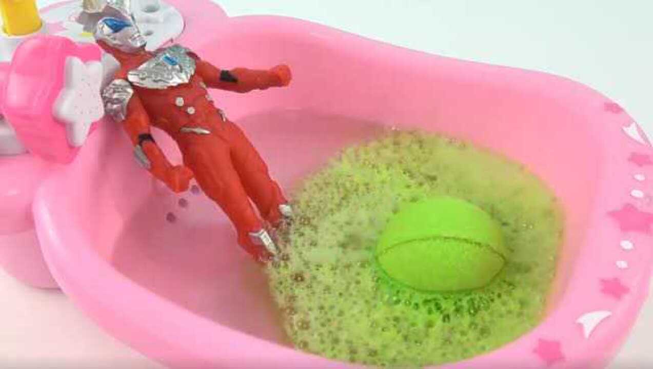 捷德奥特曼用泡澡球洗澡哦