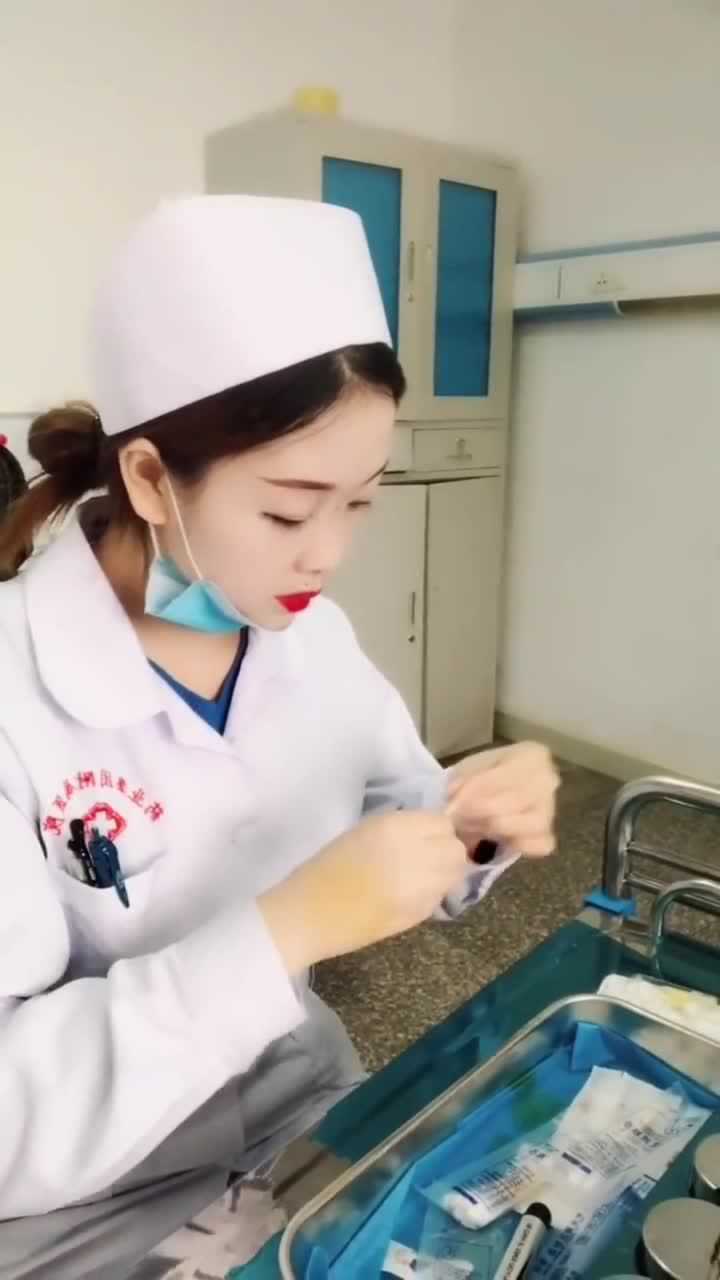 偷拍到护士给自己打针看到这一幕太让人心疼了