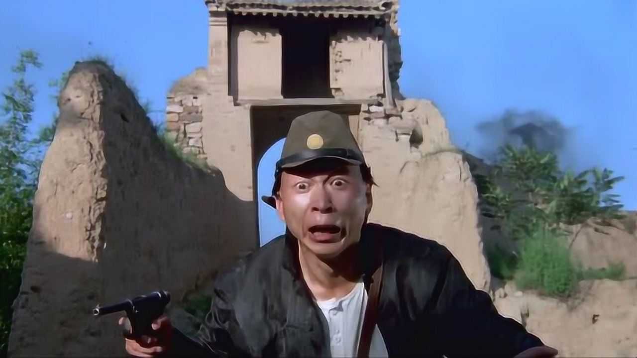 举起手来:鬼子军官从山坡滑下,汉奸特意让叉开腿,这太疼了啊