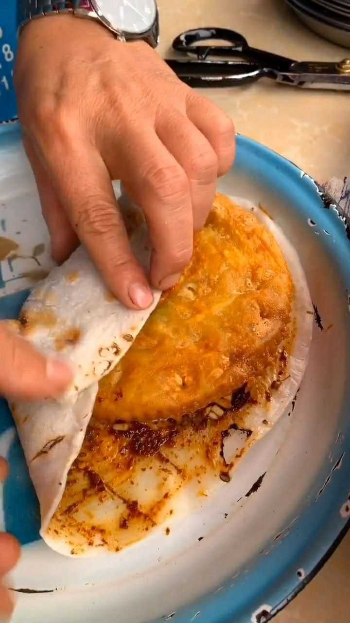 云南特色小吃,烧粑粑包洋芋粑粑,看着有食欲吗?