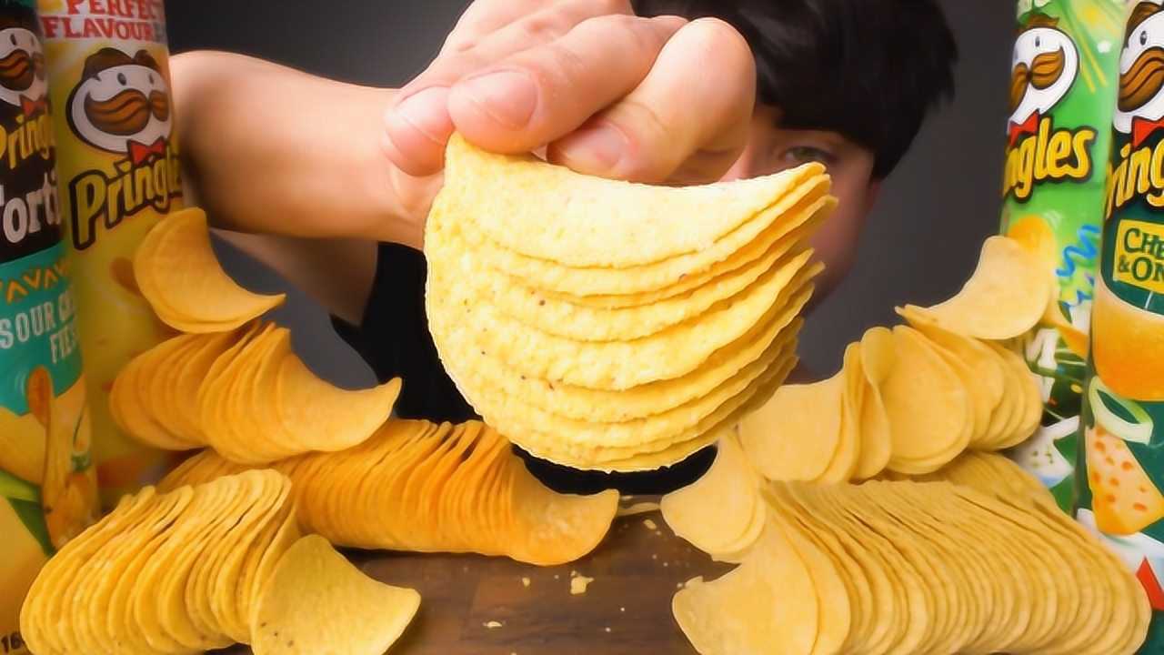 吃播都是这样吃薯片的吗一口一摞大口吃这也太过瘾了吧