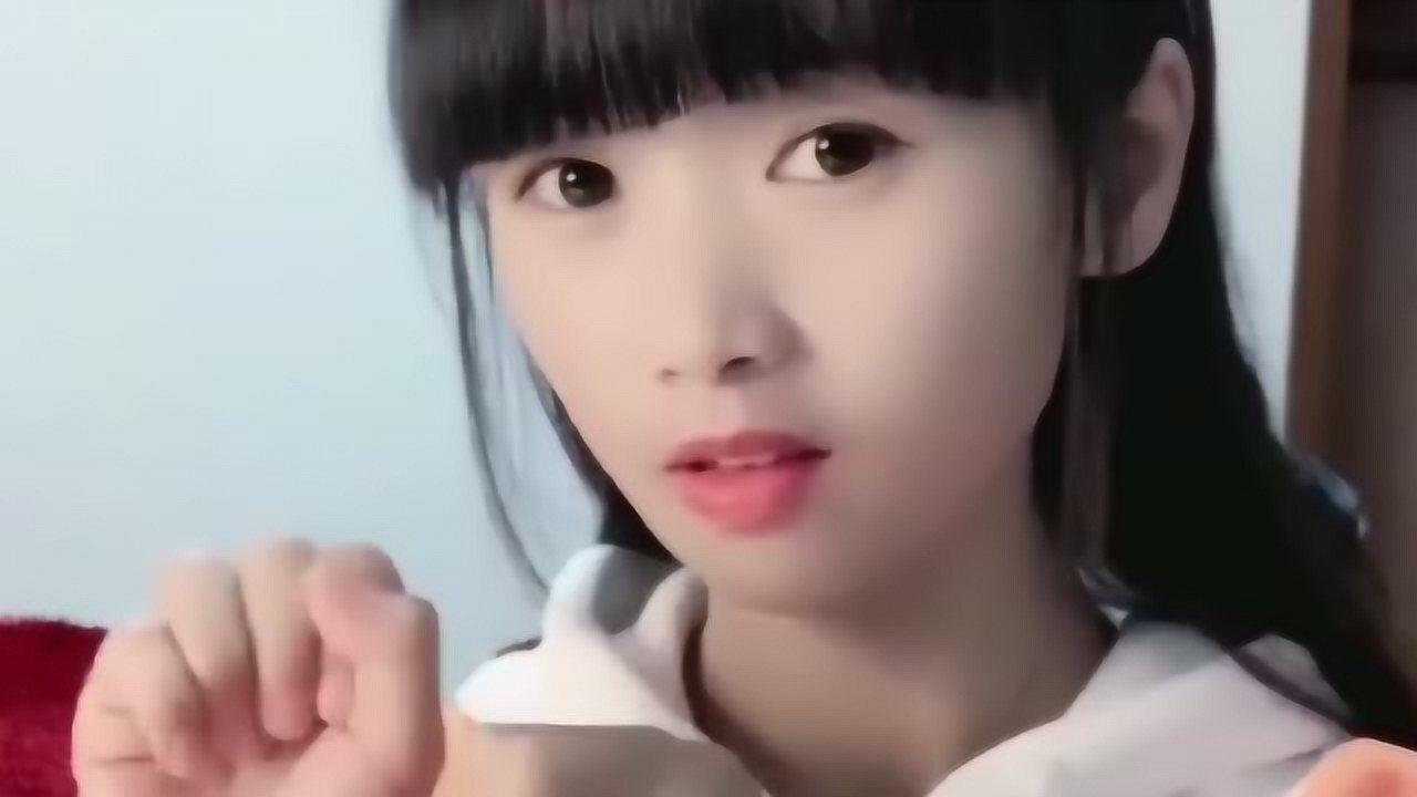 高颜值美女做猫咪手势舞如此可爱的小姐姐打一拳是不是也会哭很久