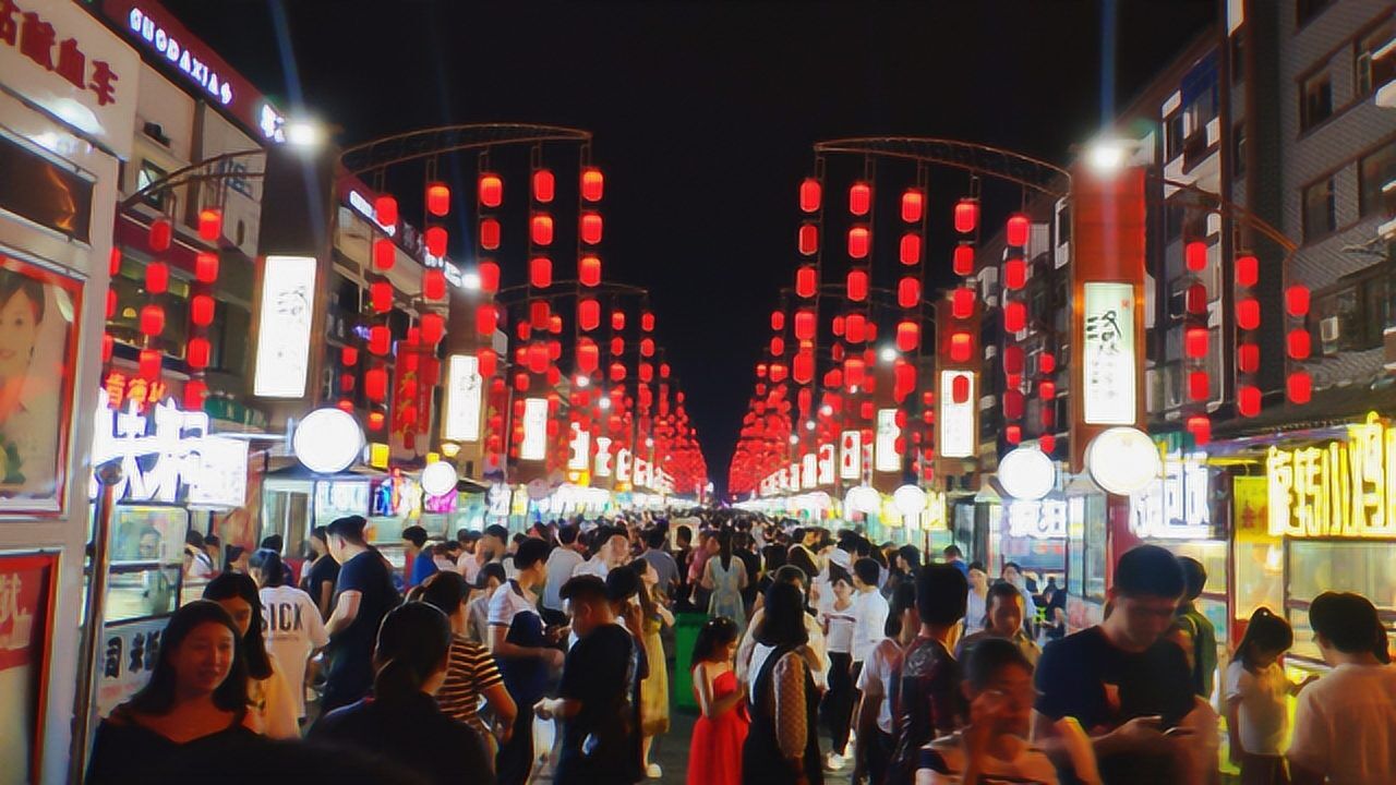 实拍洛阳老街小吃云集人山人海不愧是洛阳最繁华的一条街