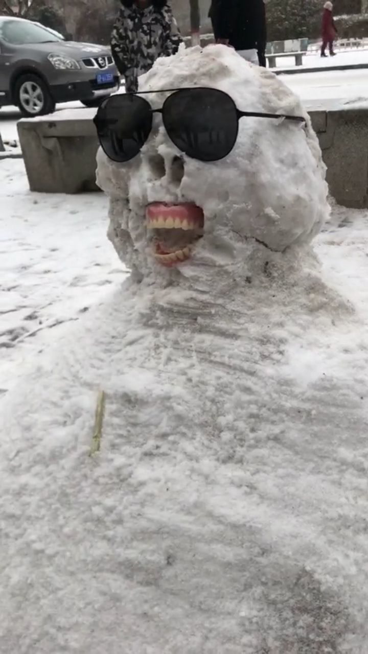 这是我见过最恐怖的雪人了