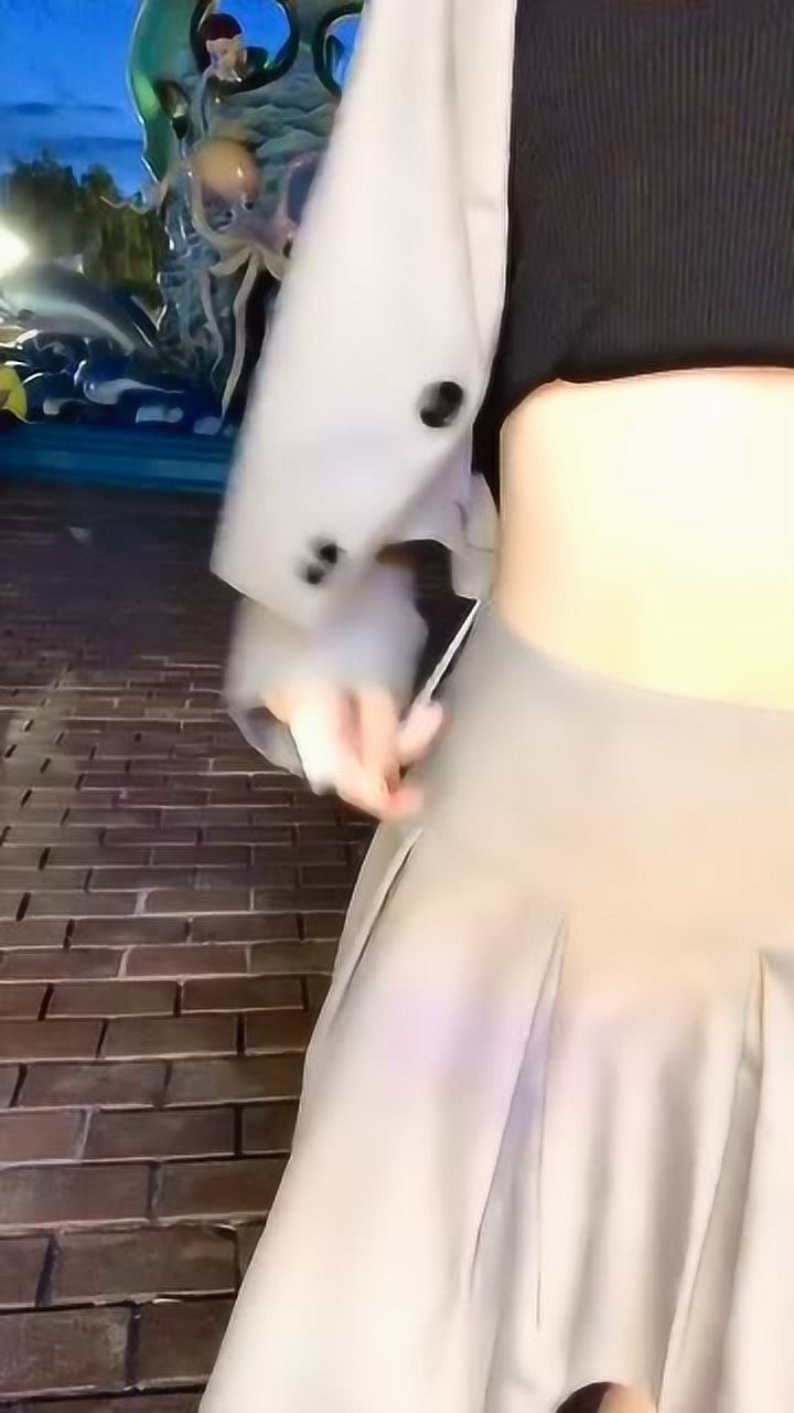 大庭广众之下炫腰耀哈哈哈耳机缠腰