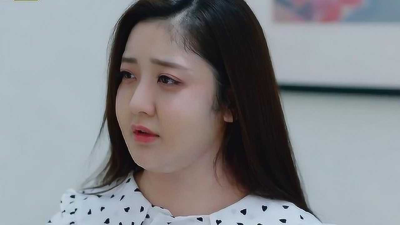 身为一个胖子:看着台上的模特,胖胖的伊娃露出可怜的小眼神!
