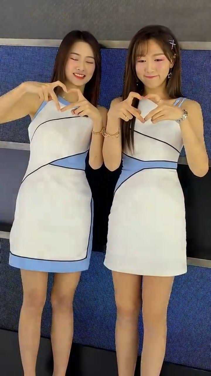 两个小姐姐一起比心有没有电到你?