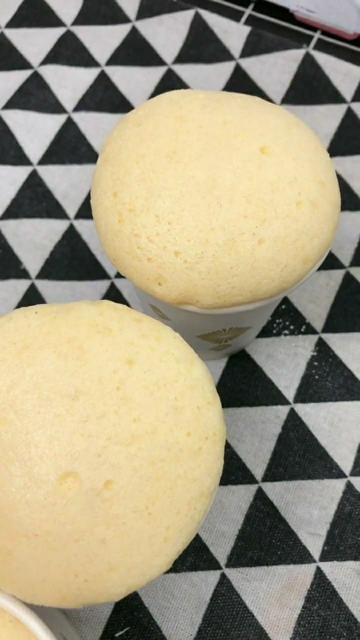 家庭自制版纸杯蒸蛋糕做好了,一点不比蛋糕房卖的差