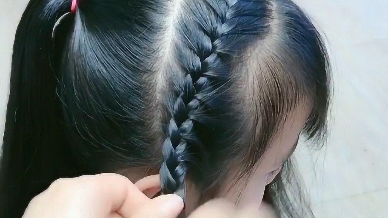 宝贝有刘海,头发那就这样扎,简单又好看!_腾讯视频