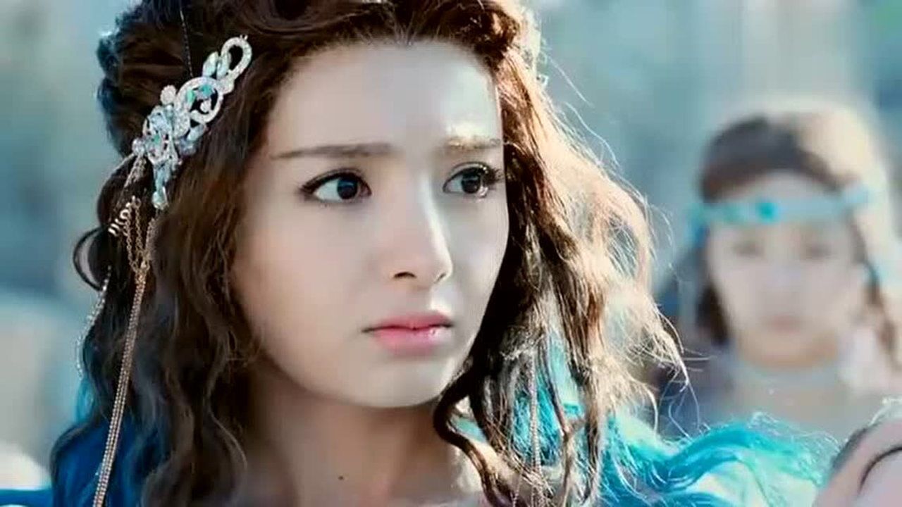 幻城人鱼公主出场画面好美喜欢这套白色的鱼尾裙