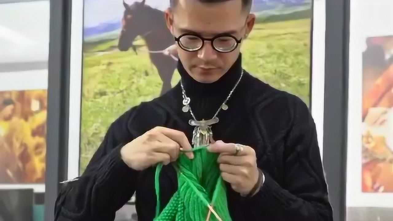 编织毛衣达人小哥潘那装饰可谓是独一无二的靠这门手艺发家致富