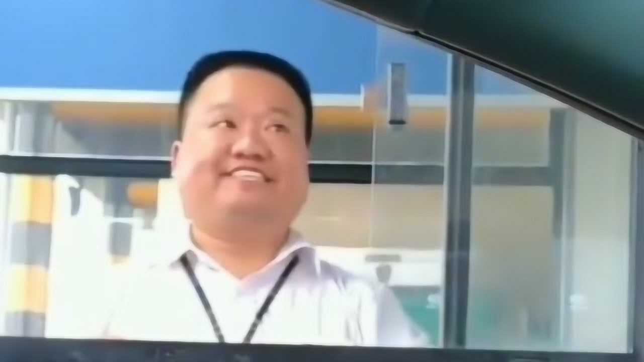 收费站人员的职业假笑,大哥你这表情也太有趣了!看到后我真笑了啊!