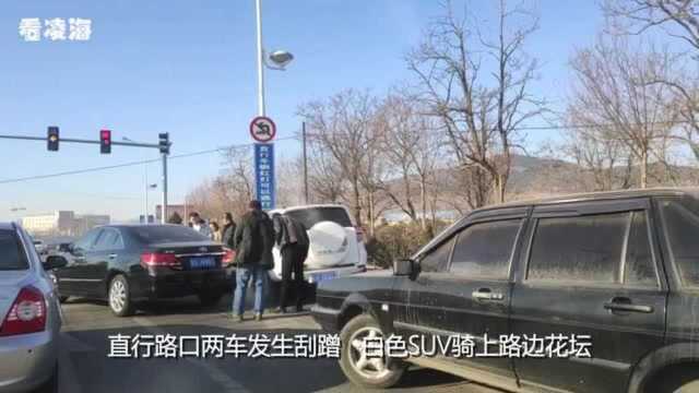 凌海九华山路口 一辆SUV骑上了路边绿化花坛