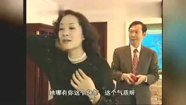 看了半天,敢情美女是个有背景的“富婆”