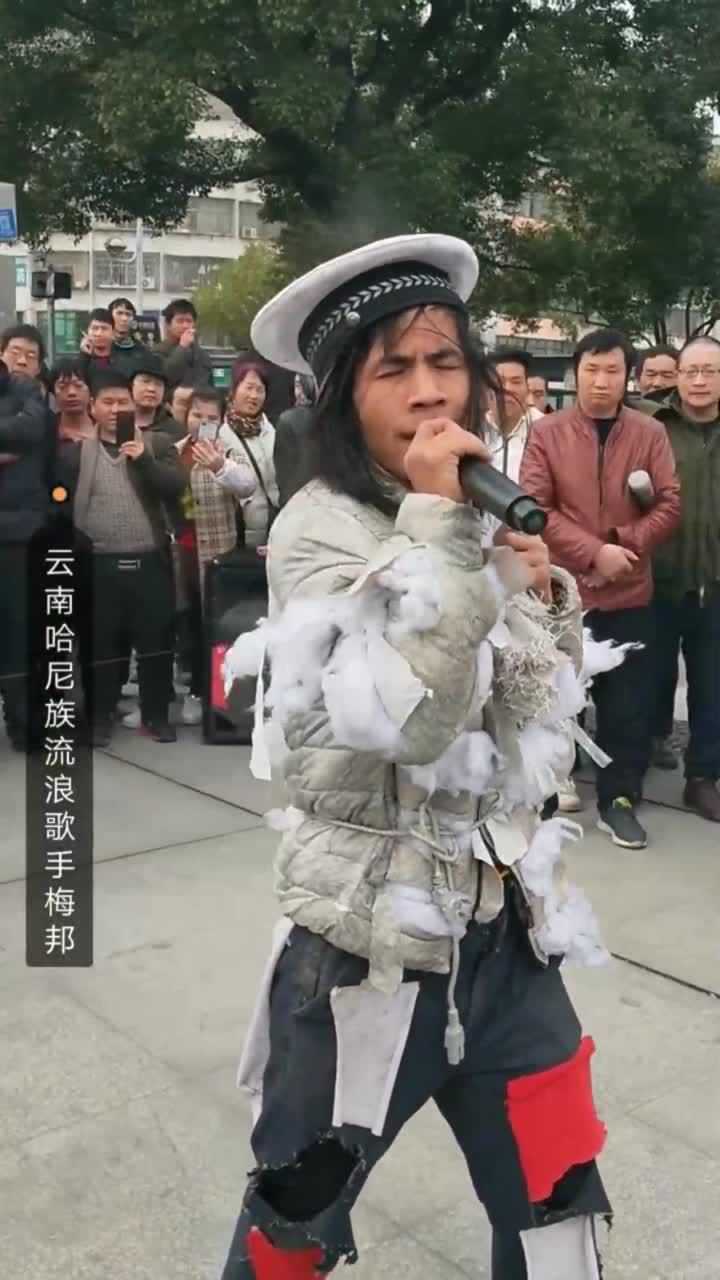 最近乞丐歌手火了,穿破衣服在街头流浪唱歌,太屈才了!