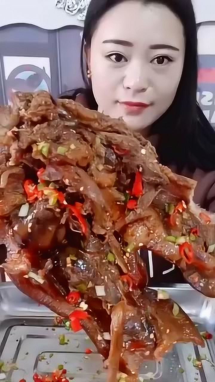 美女大口吃猪头肉,这滋味,想想口水都流下来了!