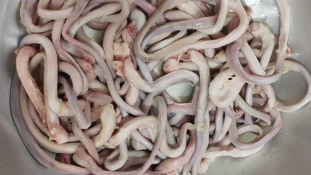 小李:今天做一道香香脆脆的爆炒猪鞭,自饮啤酒,元宵节就算过了