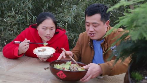 胖妹做了1盆啥美食？能让老公赞不绝口，好吃到连汤汁都不放过