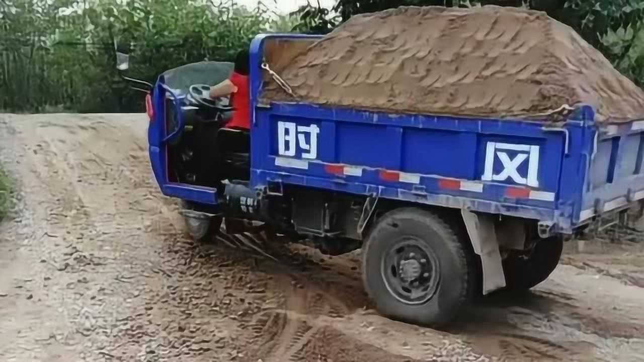 三轮车拉的土太多了,当要上坡的时候,结局果然不出人所料!