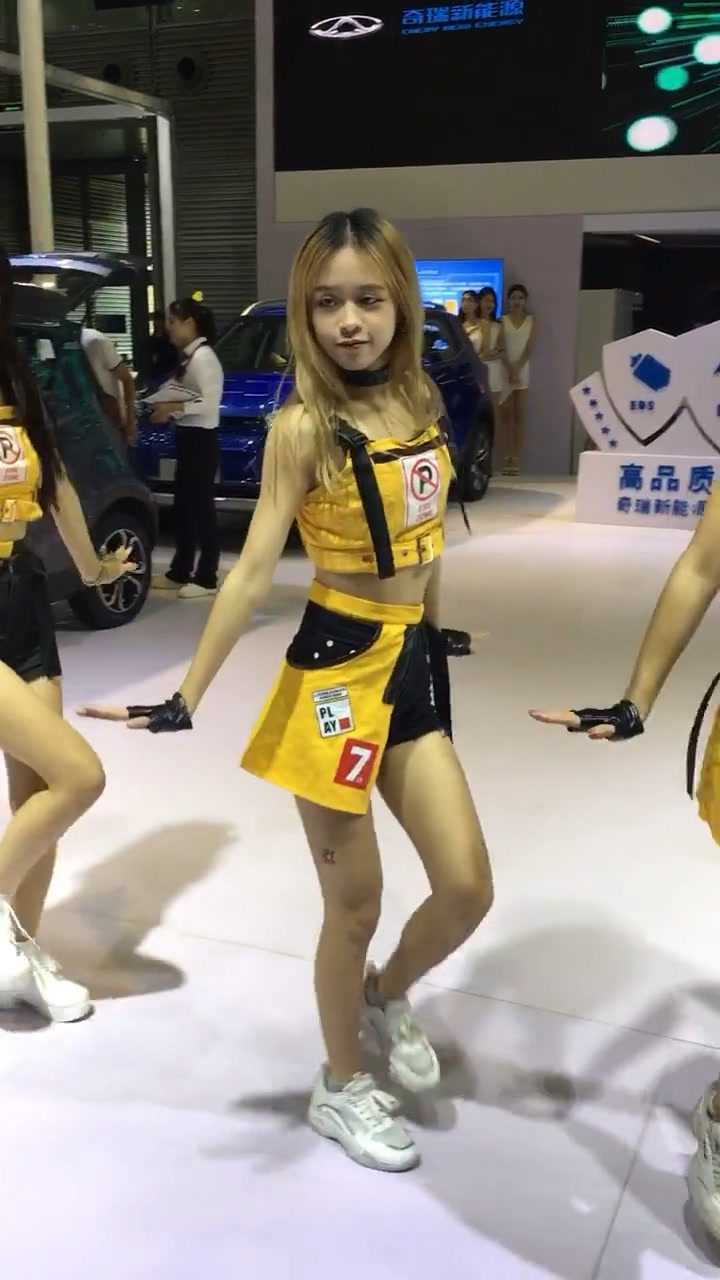 车展上的美女热舞