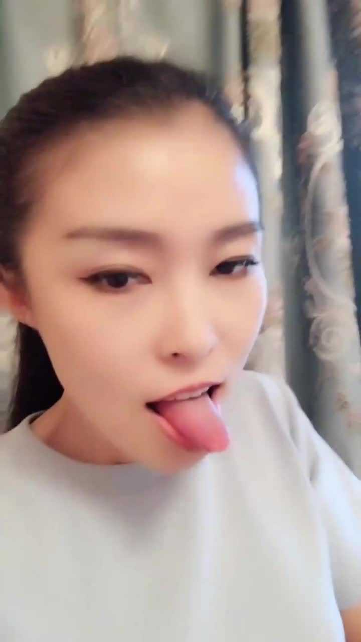 这个美女火了她的舌头太长了我都看傻眼了