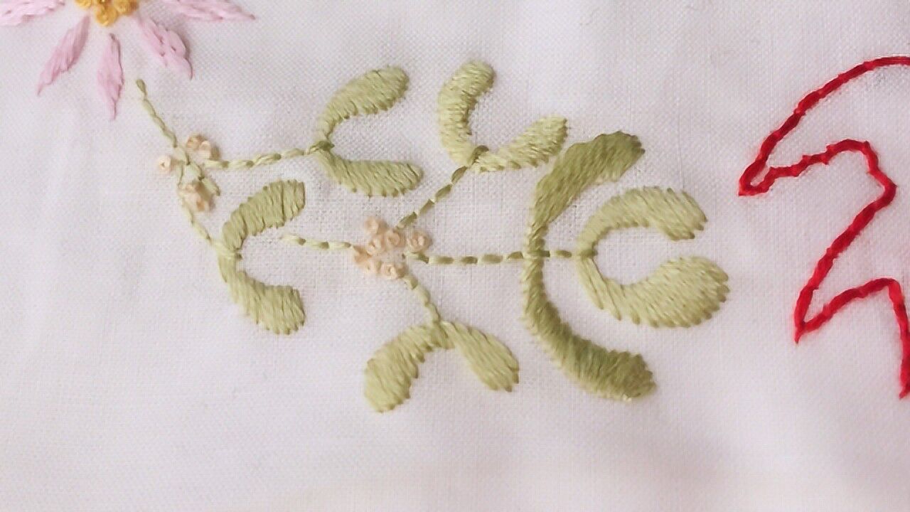 手工刺绣小花环,用缎面绣绣叶子,记得一定要把几股绣线排平