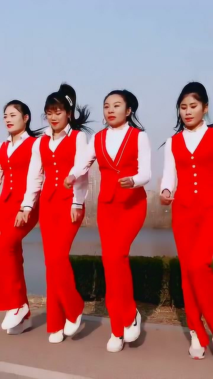 四个美女姑娘穿红色西装跳广场舞第二个姑娘笑起来很迷人
