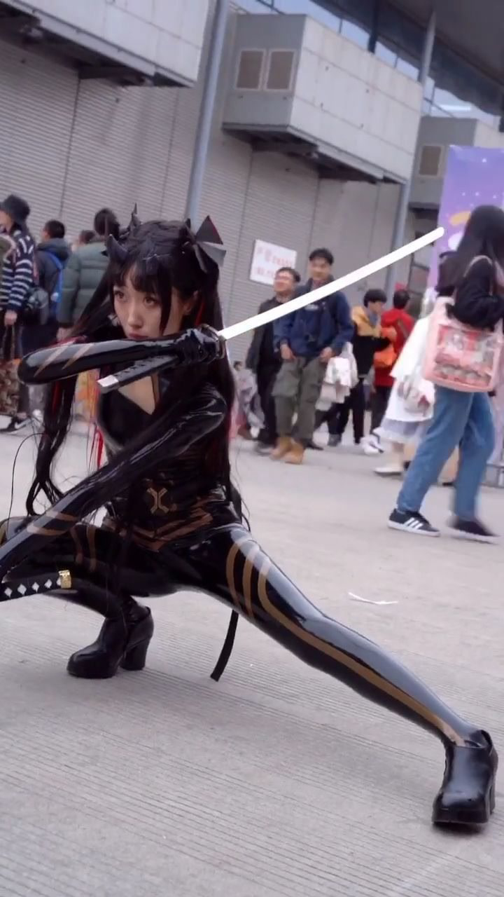 美炸了!二次元狂热皮衣少女