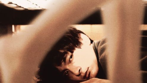 几分钟看完日本电影《我在你床下》，男子藏在床下偷窥女神被家暴