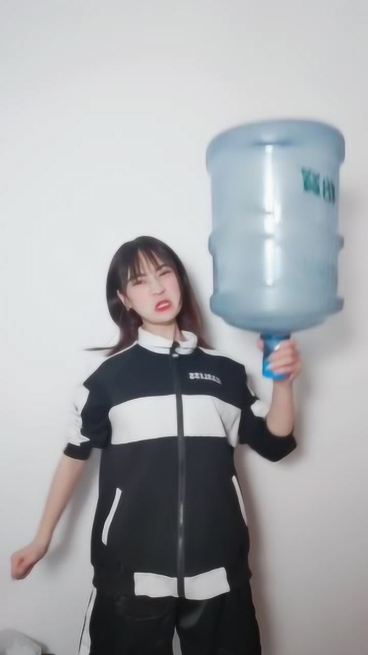 大力水手洋佳酱单手举桶,不服来战