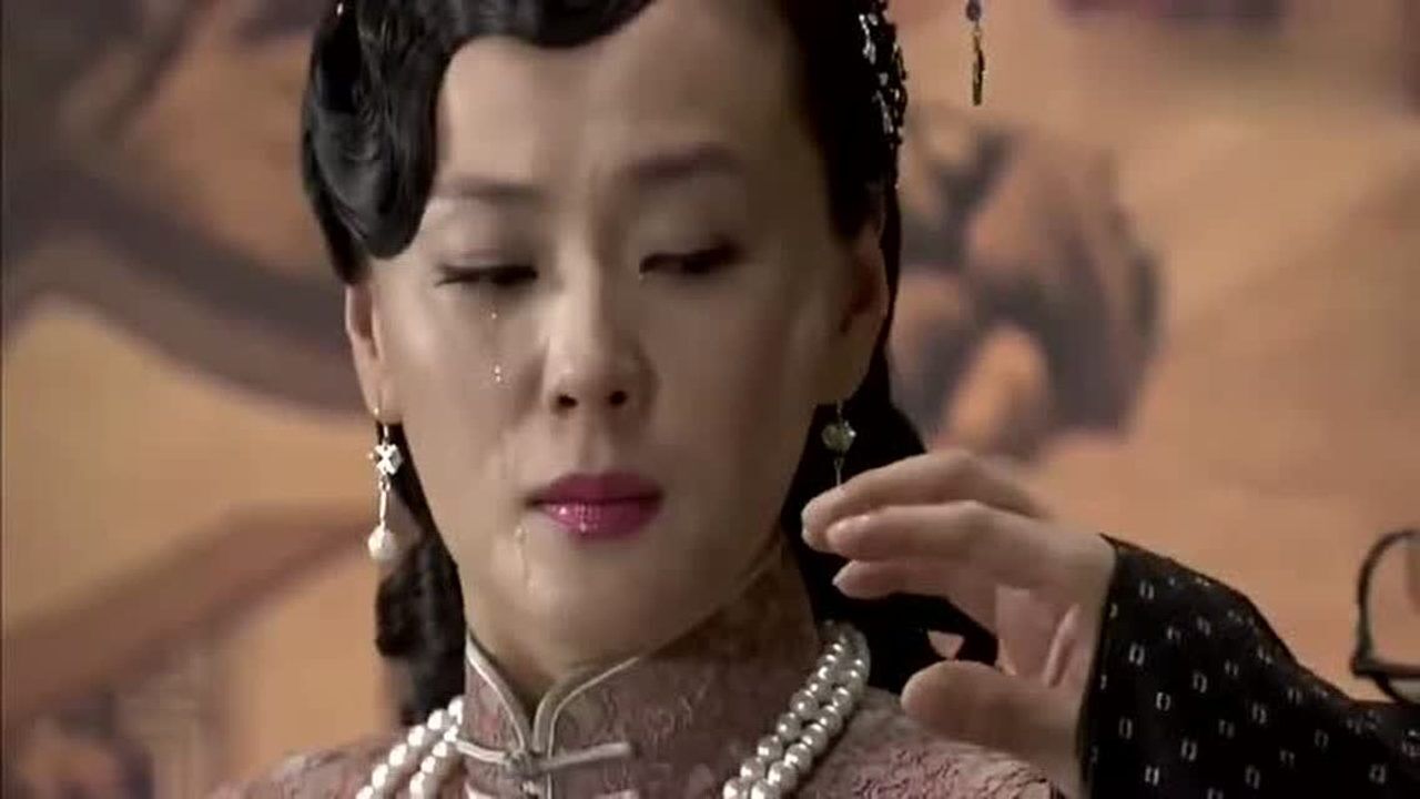 《杀寇决》苗老板眼含泪水的望着冈本,吓得跪着不敢动