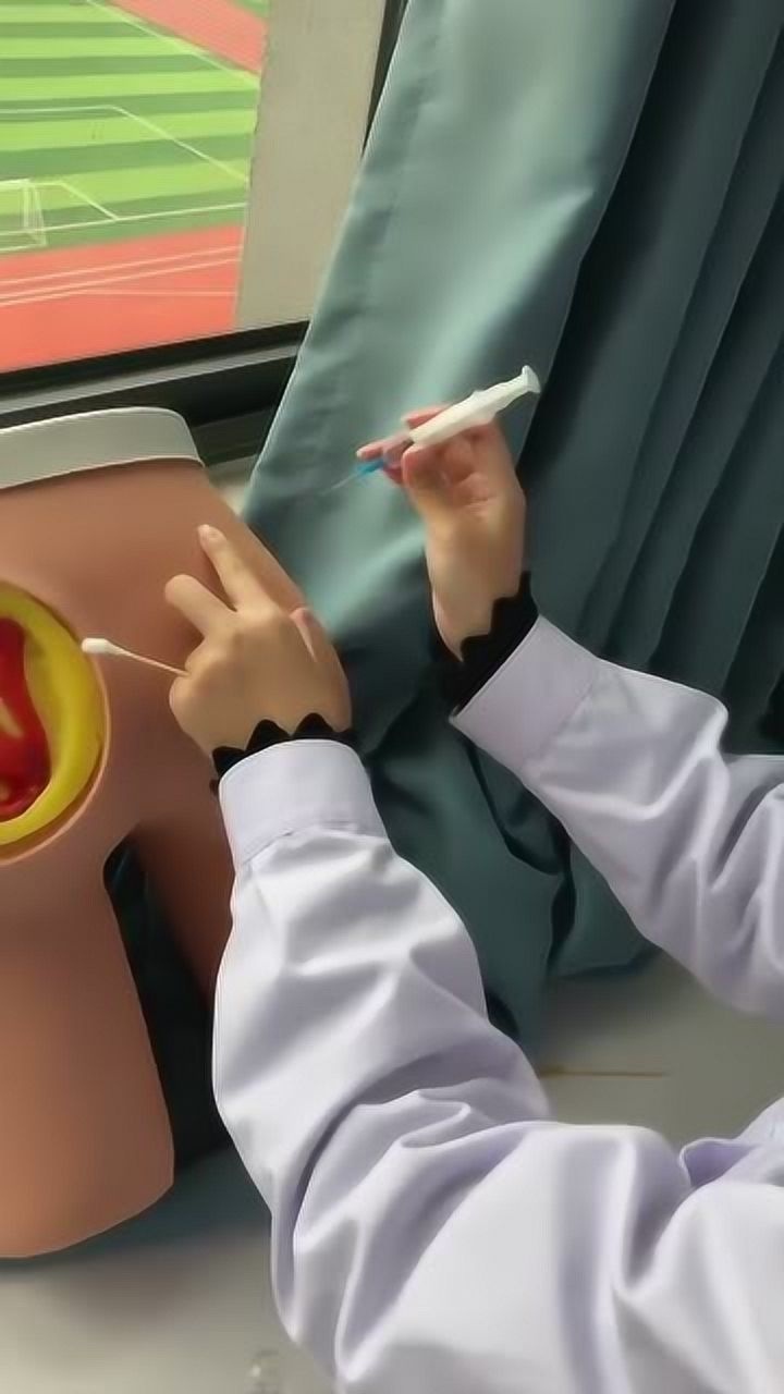 美女看完你打针不由的屁股一抖希望去医院别碰到你