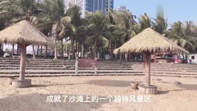 白天的湛江金沙湾,不但海景迷人,而且吸引了众多游客去海边淘宝