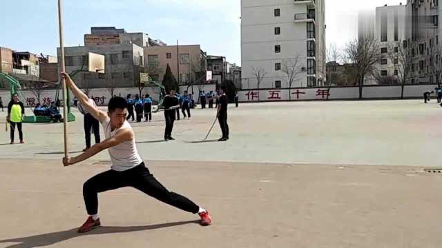 民间小伙演练“南棍”,出棍刚劲威猛以气催力,让人感觉威力很大