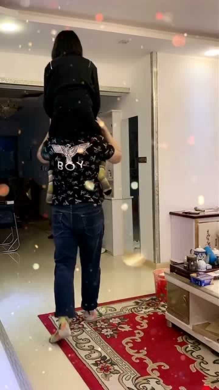 男友一把举起女友骑脖子,这是在提醒女孩要减肥吗?